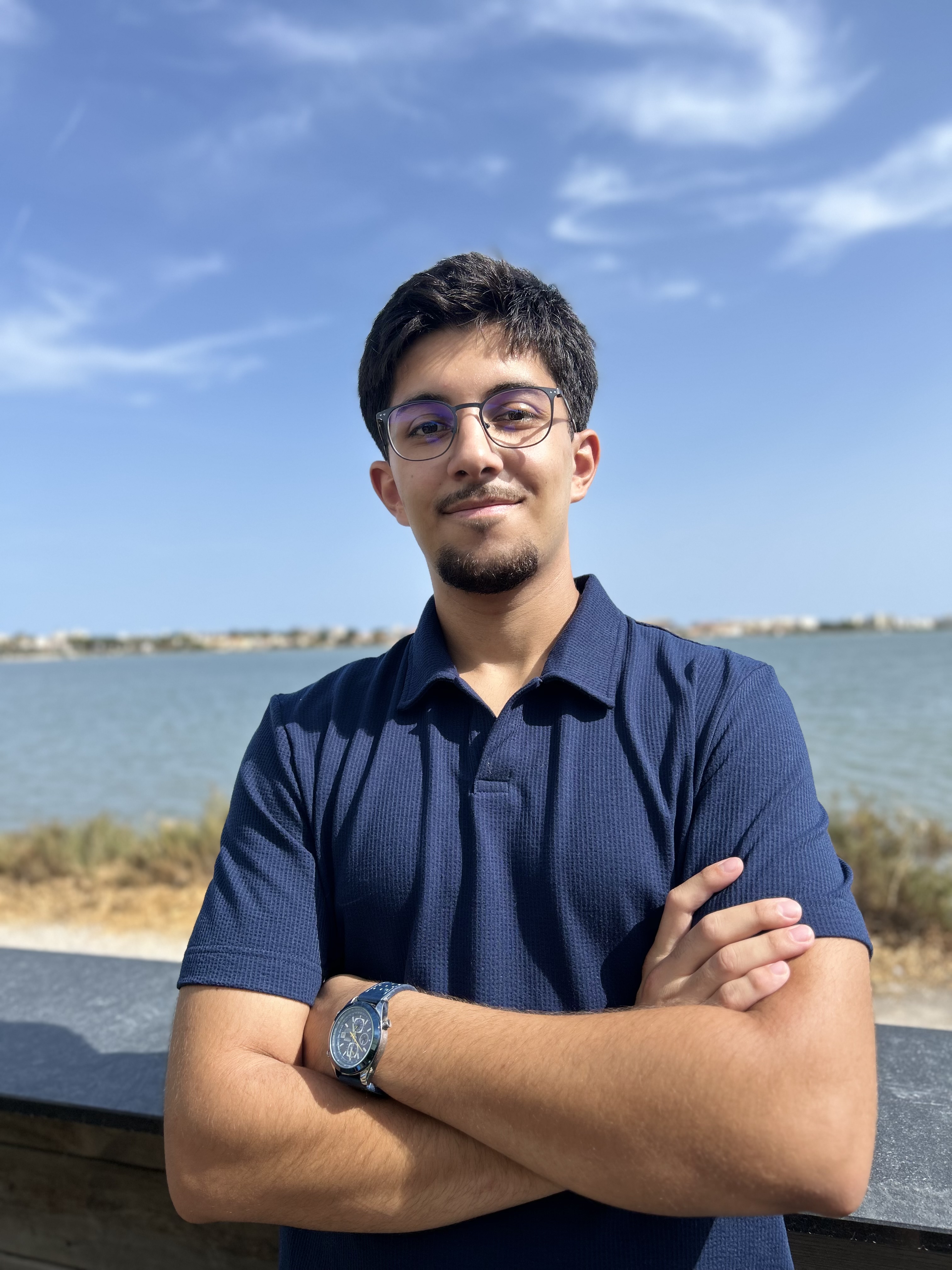 Samuel, fondateur de NETORIA, au bord de l'étang à Palavas